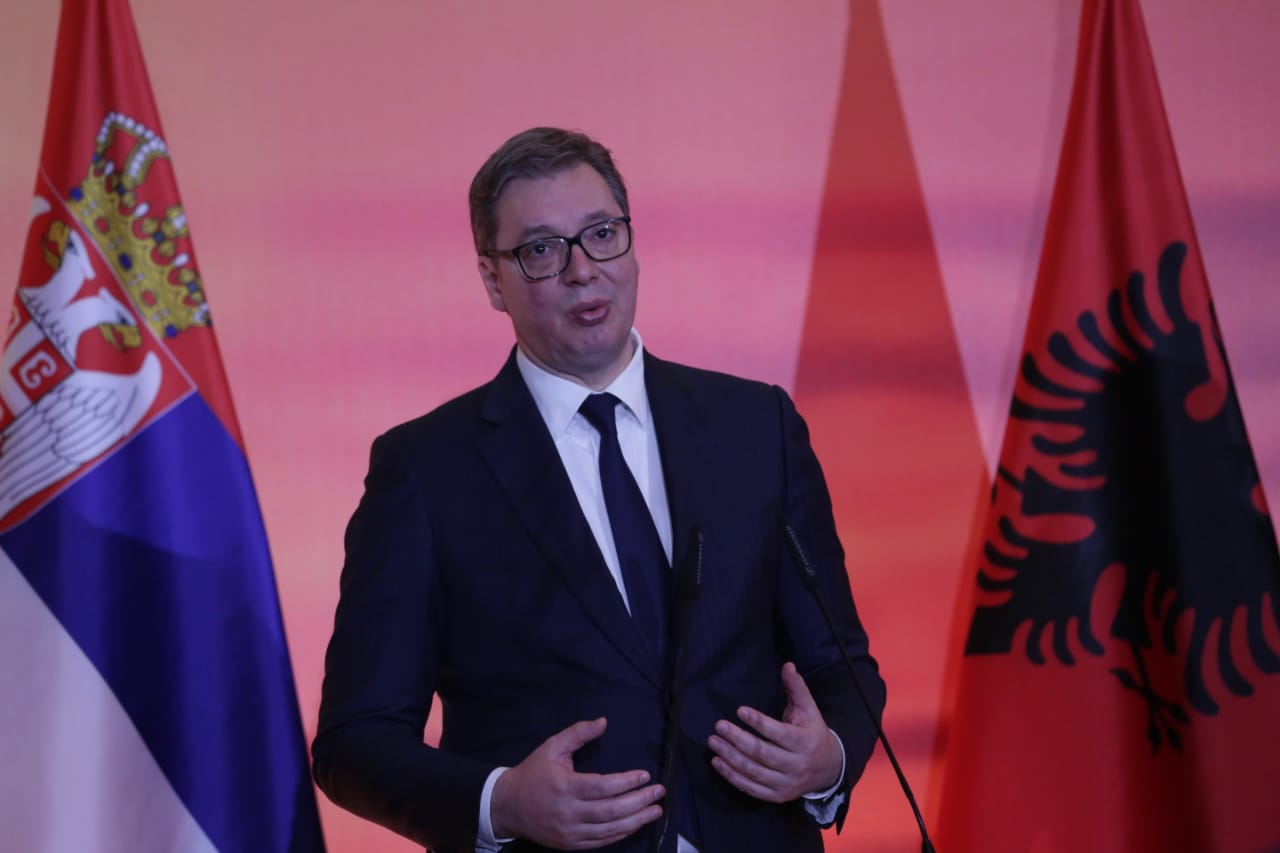 “BALLKANI I HAPUR”/ Vuçiç thirrje shqiptarëve: Serbinë shiheni si shtëpinë e dytë, kam respekt për ju!