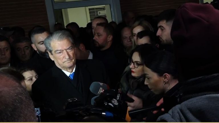KËRCËNON DEBUTETËT E PD-SË/ Berisha: Revolucioni im do t’u fshij nga dheu, nëse nuk bashkoheni me mua