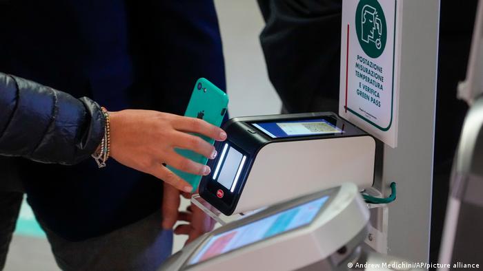VËSHTIRËSOHET HYRJA NË ITALI PËR SHTETASIT E BE/ “DW”: Si po përgatitet Roma për t’u mbrojtur nga varianti Omicron