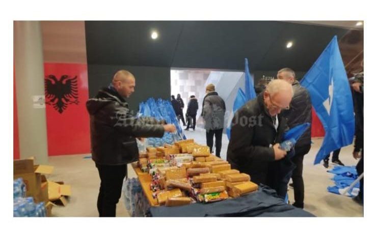 ME FOTO/ Pasi i kërkoi dje të visheshin trashë Berisha kujdeset edhe sot për delegatët, i siguron mëngjesin