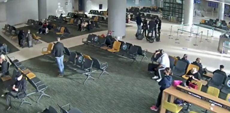 STAMBOLL/ Ndërroi rrobat në aeroport me një sirian, arrestohet diplomati amerikan