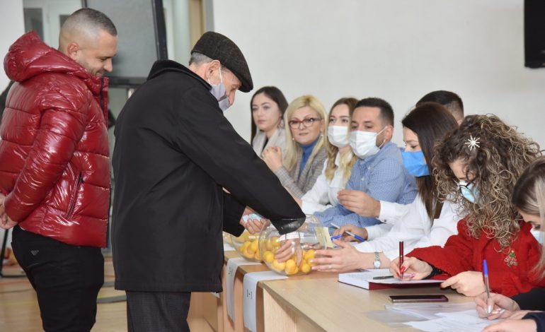 58 FAMILJET E PARA HYJNË NË SHTËPITË E REJA PËR VITIN E RI/ Hidhet shorti publik për shpërndarjen e apartamenteve te “5 maji”