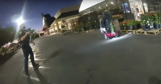 E KËRCËNOI ME THIKË/ Momenti kur polici amerikan qëllon për vdekje burrin me nevoja të veçanta (VIDEO)