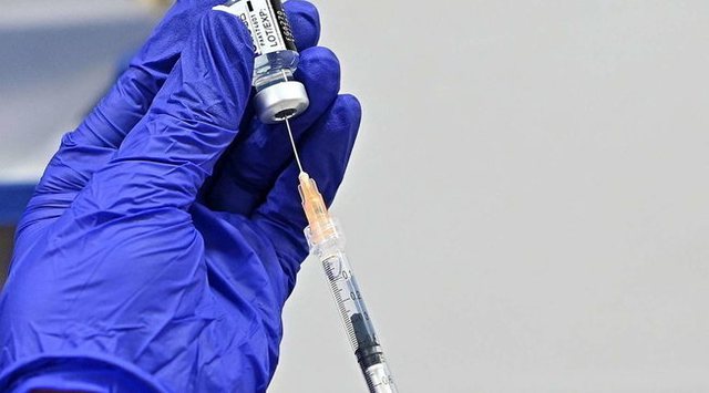 U PËRPOQ TË MASHTRONTE MJEKËT/ 50-vjeçari shkon në qendrën e vaksinimit me krah të rremë silikoni