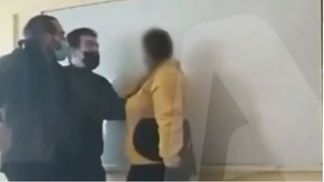 SHOKUESE/ Mësuesi dhunon nxënësen në klasë, e kap për flokësh dhe e përplas në tokë (VIDEO)