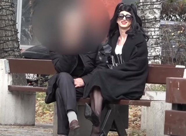 100 EURO NË KËMBIM TË S*KSIT/ Gazetari shqiptar vishet si femër e bën pazar me burrat për në motel (VIDEO)