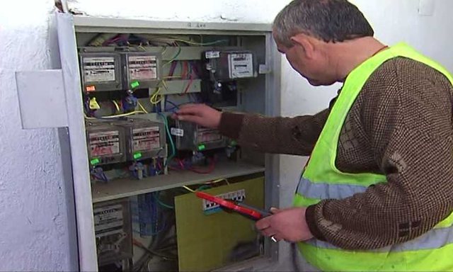 PASI VODHËN ENERGJINË, RRAHËN PUNONJËSIN E OSHEE/ Ja si e pësojnë 3 qytetarë nga Lezha