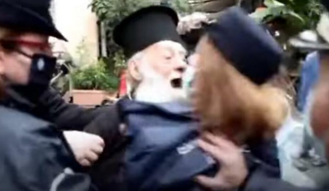 “PAPA TI JE…”/ Prifti ortodoks i bërtet kreut të kishës katolike, ndërhyn policia (VIDEO)