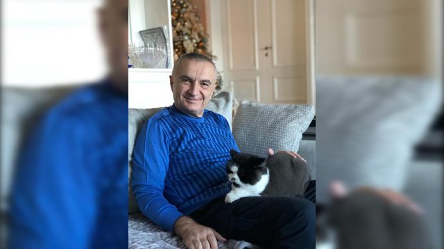 I “IZOLUAR” NË SHTËPI NGA SHIU/ Meta ndan FOTON me macen e shtëpisë: Çfarë dashurie