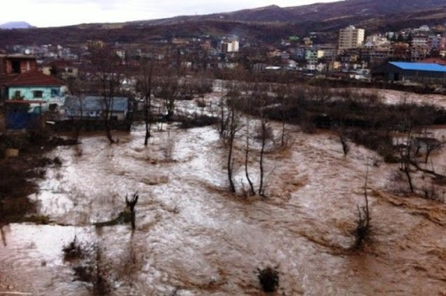 DUKE U DRIDHUR NGA I FTOHTI ME QENIN NË KRAHË/ Shpëtohet çifti që kaloi natën në çatinë e shtëpisë në Vlorë (VIDEO)