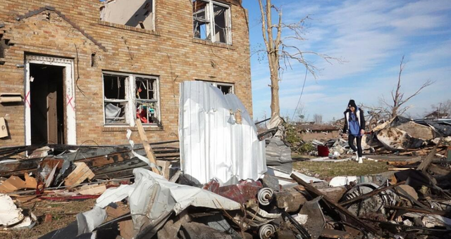 SHBA/ 100 viktima nga tornado, shpëtojnë mrekullisht dy fëmijë të fshehur brenda një vaske