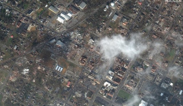 IMAZHET SATELITORE ZBULON GJITHÇKA/ Shkalla e dëmeve që lanë pas tornadot në SHBA ku u regjistruan mbi 100 viktima (FOTO)