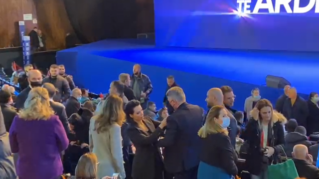 GJEKMARKAJ NUK VENDOS DOT SPILENË NË XHAKETË/ Grida Duma e ndihmon (VIDEO)