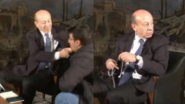 PO BËN XHIRON NË RRJET/ Nuk përmbahet gazetari turk, shihni si qëllon me shuplakë teknikun e zërit (VIDEO)