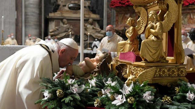 “VËSHTRONI PËRTEJ SHKËLQIMIT TË DRITAVE…”/ Mesazhi i Papa Françeksut për Krishtlindje