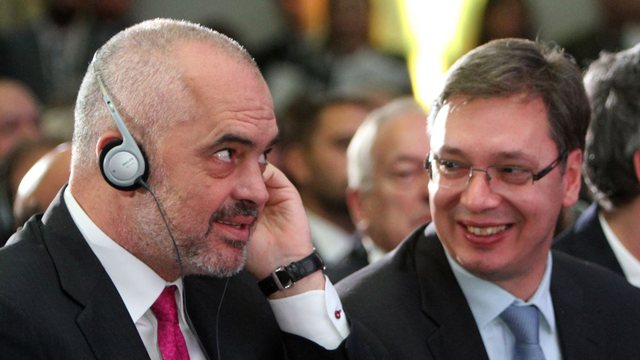 DJEGIA E FLAMURIT SERB/ Vuçiç: Mos më detyroni t’ju tregoj se në çfarë presioni ndodhet Edi Rama
