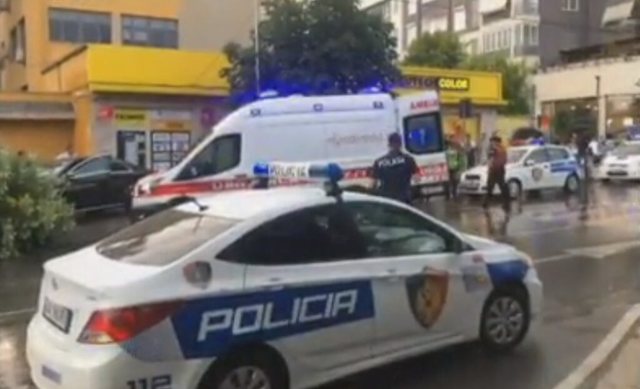 HYRI ME SEMAFOR TË KUQ/ Shoferi në Tiranë përplaset me mjetin përball