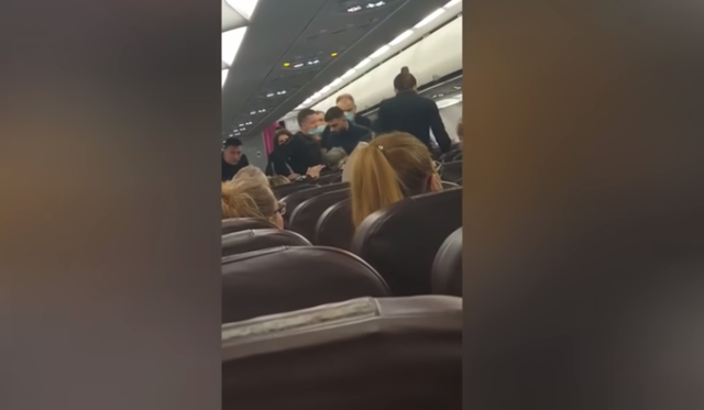 E RËNDË/ Burri hap derën e avionit dhe tenton të hidhet, arsyeja ndalesa në Beograd (VIDEO)