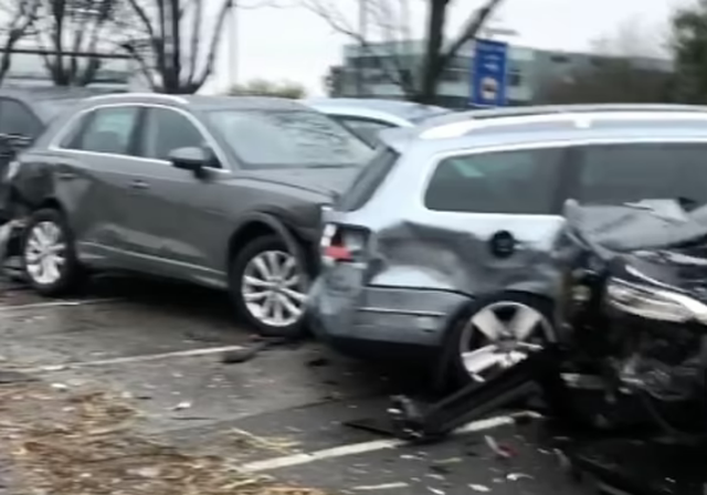 AKSIDENT I FRIKSHËM/ Kamioni merr përpara 17 makina (VIDEO)