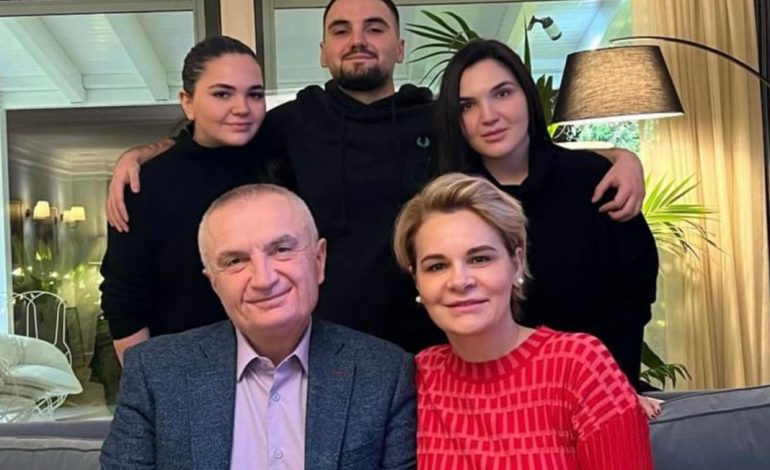 “GËZUAR 2022”/ Kryemadhi krah Metës dhe fëmijëve uron shqiptarët