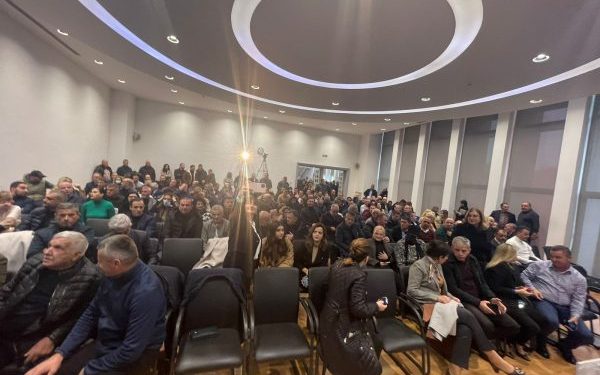 VOTOHET NË KËSHILL REZOLUTA E BASHËS/ Dënon lëvizjen e djeshme të Berishës, afirmon 18 dhjetorin