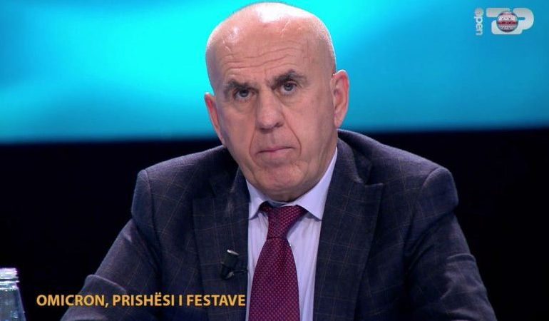 “JA SI SHMANGET VARIANTI OMICRON”/ Pipero tregon bisedën me mjekun në oborrin e spitalit