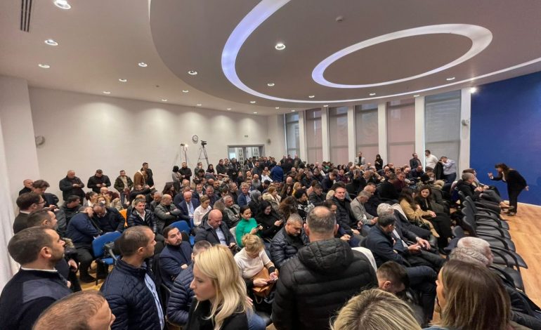 E FUNDIT/ Basha pritet me ovacione në Këshillin Kombëtar, refuzohet thirrja për bojkot e Berishës