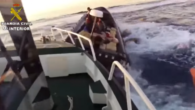 AKSION SI NË FILMA/ Policia spanjolle i vihet pas skafit, trafikantët hedhin 2.5 ton drogë në det (VIDEO)