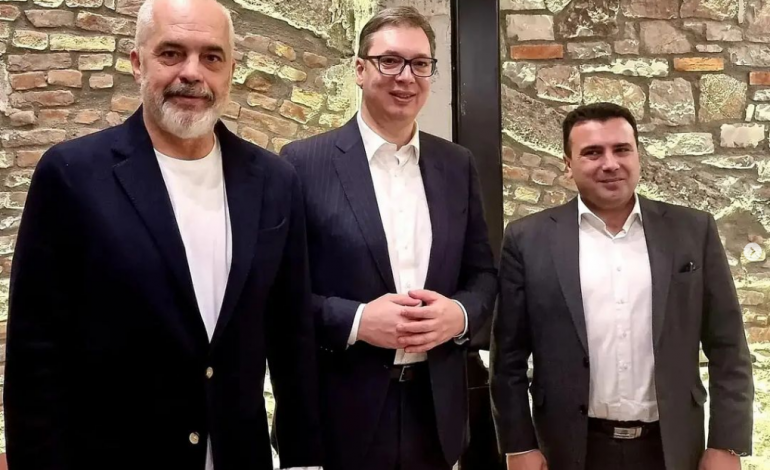 “BISEDIME TË RËNDËSISHME”/ Vuçiç nxjerr fotot me Ramën dhe Zaev nga darka
