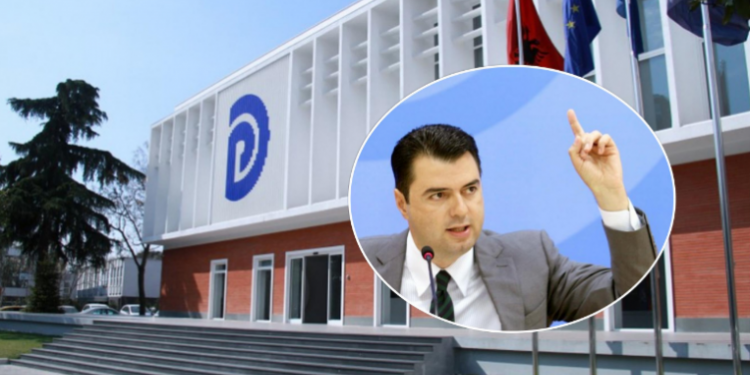 “RROFTË SALI BERISHA”/ Incidenti i parë, furgoni futet në oborrin e PD dhe “xhiron” gomat