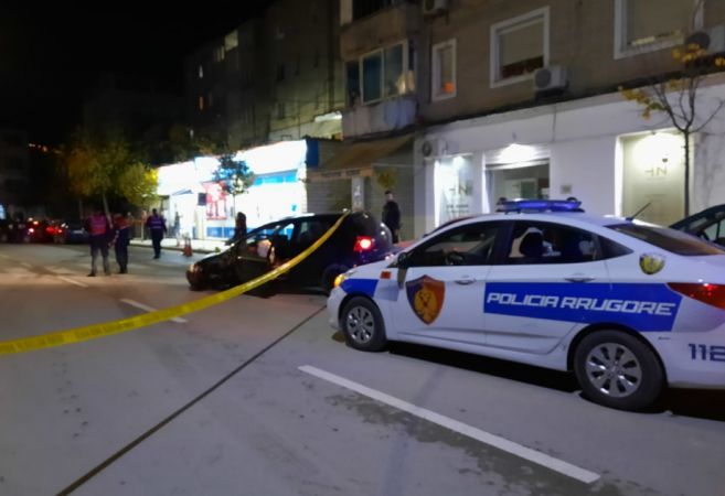 AKSIDENT I RËNDË NË BERAT/ Shoferi i dehur në timon përplas 3 makina të parkuara, 2 të plagosur