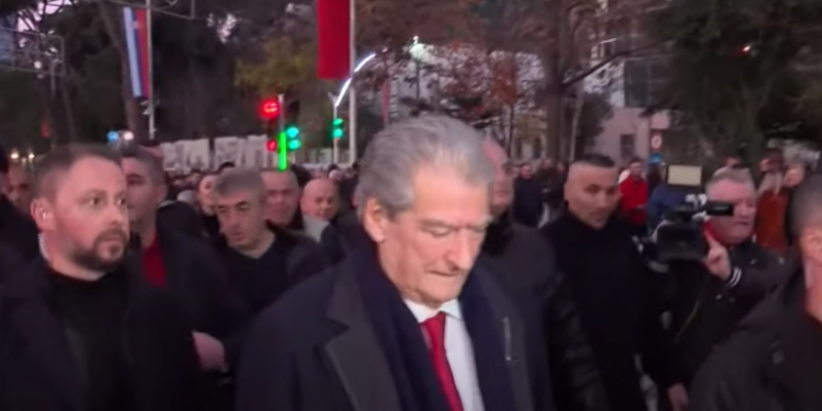 PROTESTA/ Berisha: Veç Ramës, shqiptarët u tradhëtuan edhe nga Lulzim Brava