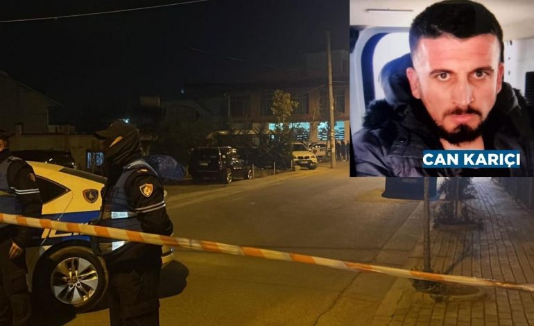 U EKZEKUTUA NË MAKINË/ Can Kariçi i frikësohej një atentati e lëvizte i armatosur. Iu gjet një pistoletë me plumb në “gojë”