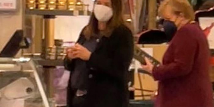 MERKEL FOTOGRAFOHET NE MARKET/ Prestigjiozja “Bild”: Bleu sallam 34 euro