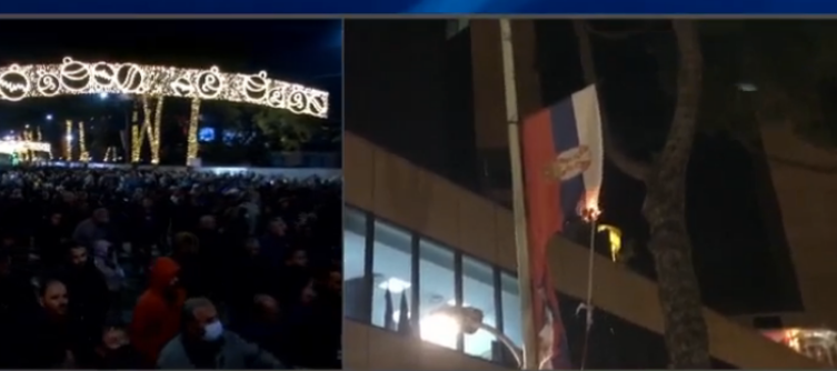 DJEGIA E FLAMURËVE SERB/ Policia nis ndëshkimet për protestuesit e Berishës