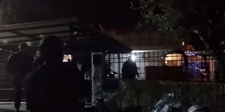 NDODH EDHE KJO/ Tentoi të vrasë babanë e tij me sëpatë, i riu ngjitet në çati dhe qëllon efektivët me gurë