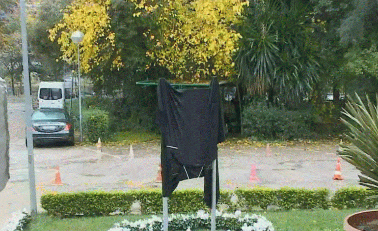 SOT DITËLINDJA E 31 E PD/ Në hyrje të selisë një memorial kushtuar ditës së themelimit. Basha ftesë demokratëve