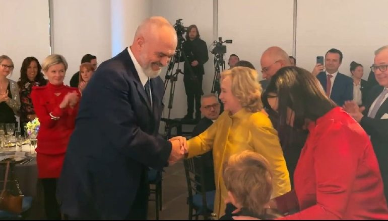 “I HAPI DYERT AFGANËVE”/ Hilary Clinton nderon me çmimin “Vital Voices Global” Ramën