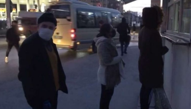 SI KURRË MË PARË/ Turqit mbajnë radhë deri në agim për të blerë…