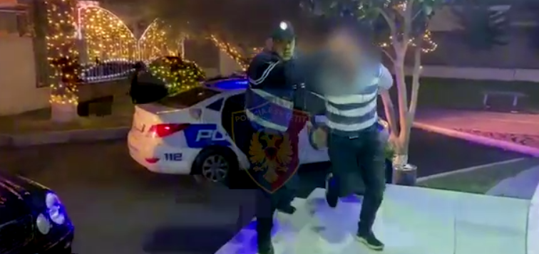 LËVIZNIN ME ARMË ME VETE/ Policia e Durrësit iu zë “pritë” dhe arreston dy të rinjtë nga Lushnja