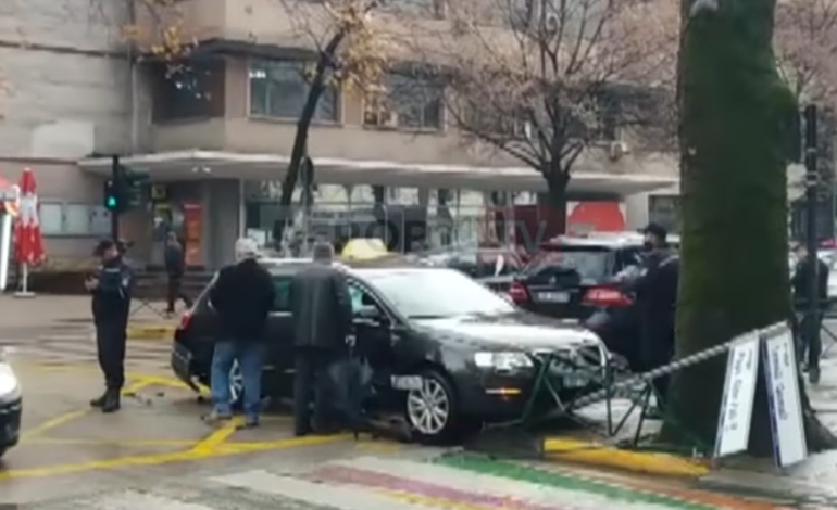 AKSIDENT NË TIRANË/ Makina përfundon në trotuar, shkatërron kangjellat dhe përplaset me pemën