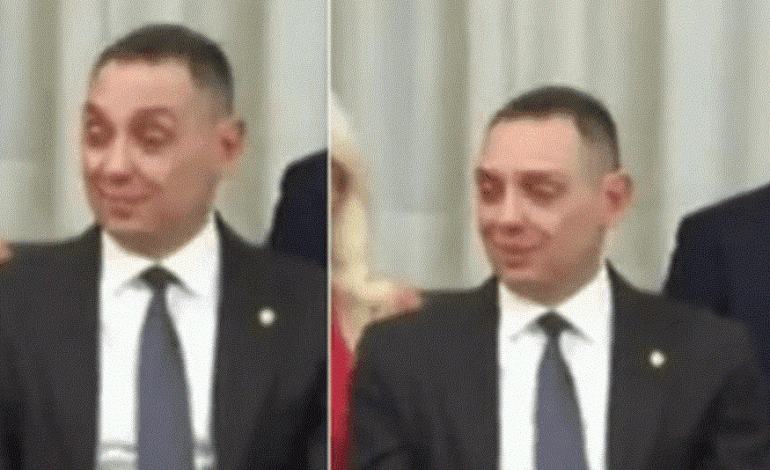 VIDEO QË TRONDIT RRJETIN/ Ministri flet dhe qesh me veten gjatë konferencës