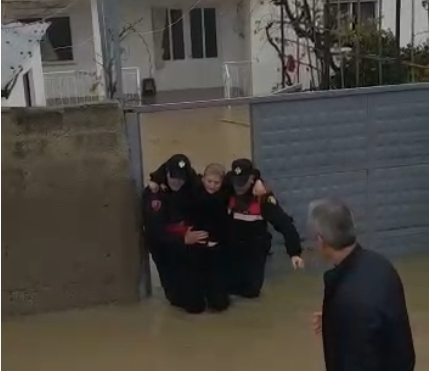 MOTI I KEQ DHE PËRMBYTJET/ Policët përveshin pantallonat e futen mes ujit, evakuohet një e moshuar (VIDEO)