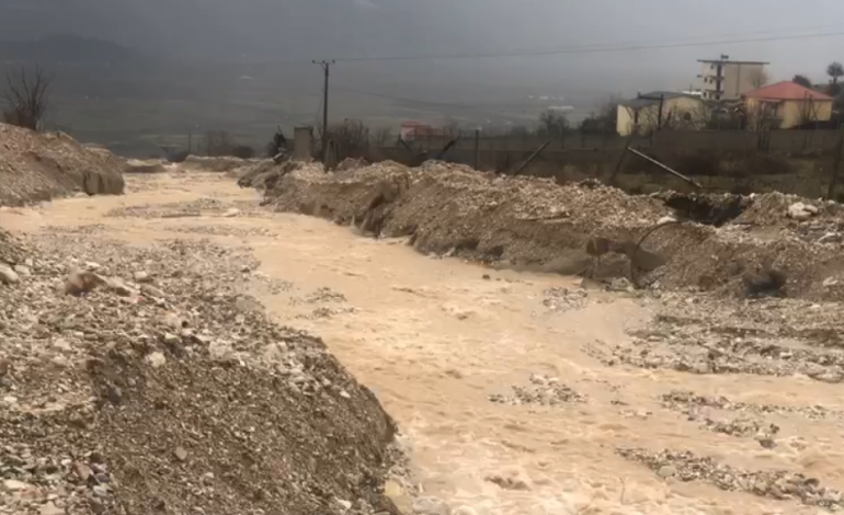 SHIRA TË RRËMBYESHËM NË GJIROKASTËR/ Bllokohen 80 familje, ndërpritet energjia elektrike në disa fshatra