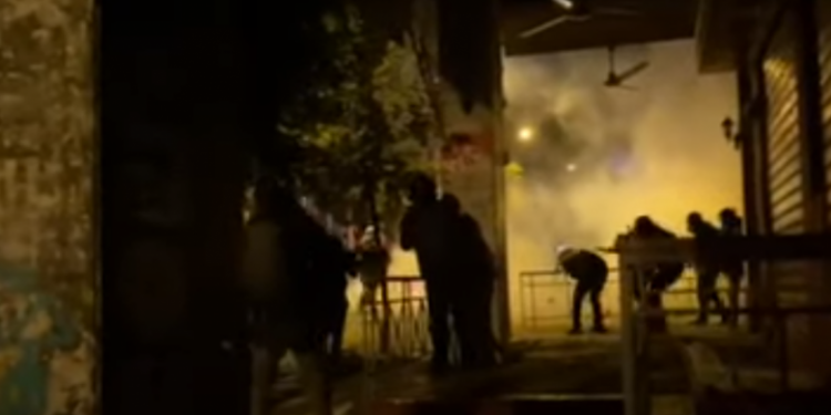 ATHINA NË FLAKË/ Përkujtohet vdekja e 15 vjeçarit që “rrënoi” Greqinë, protestuesit përplasen me policinë (VIDEO)