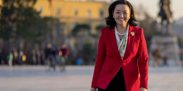 FOTOLAJM/ Detaji që ka kaluar pa u vënë re në veshjet e ambasadores Yuri Kim