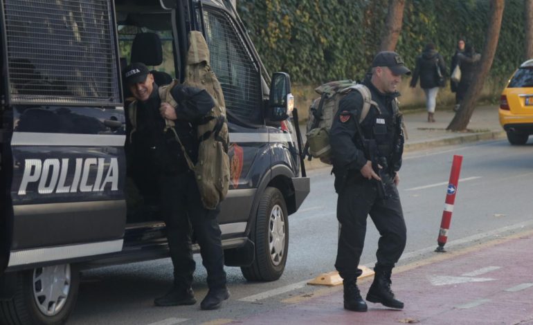 PAMJET E FUNDIT/ Vuçiç në Shqipëri dhe protesta e BERISHËS, policë e efektivë të gardës vendosen tek Kryeministria