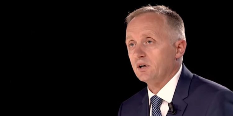 SKANDALI I PAGAVE/ Ironia e Lutfi Dervishit: Di gjë njeri kur publikohet lista me paratë në banka?! Apo…