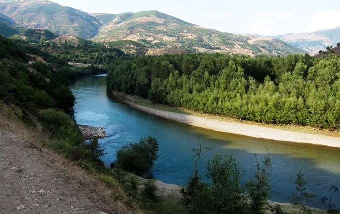 E RËNDË/ 49-vjeçari dyshohet të jetë mbytur në Drin, banorët kërkojnë ndihmën e polumbarëve