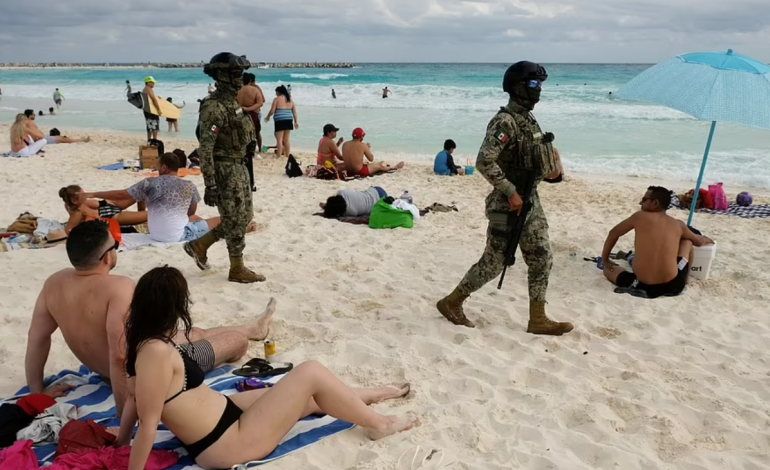 FRIKË NGA KARTELET/ Ushtria meksikane zbarkon në plazhe, të armatosur ruajnë sigurinë për pushuesit (FOTO)